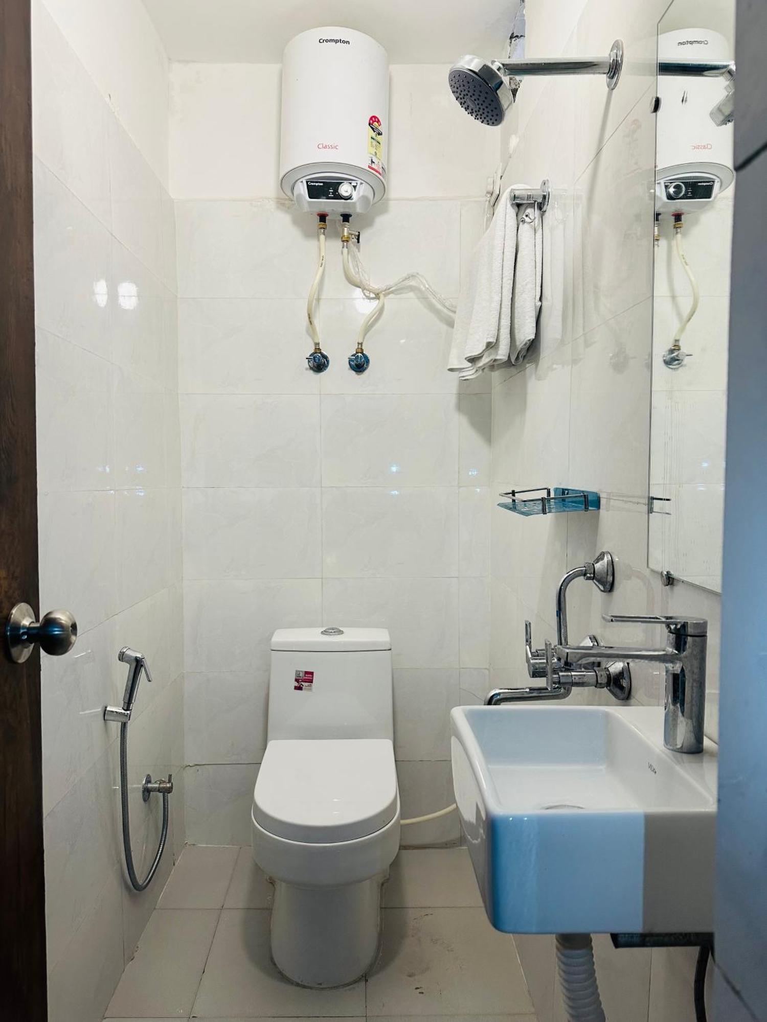 Chowdhry Tourist Lodge - New Delhi Railway Station - 2 Minutes Walk ภายนอก รูปภาพ