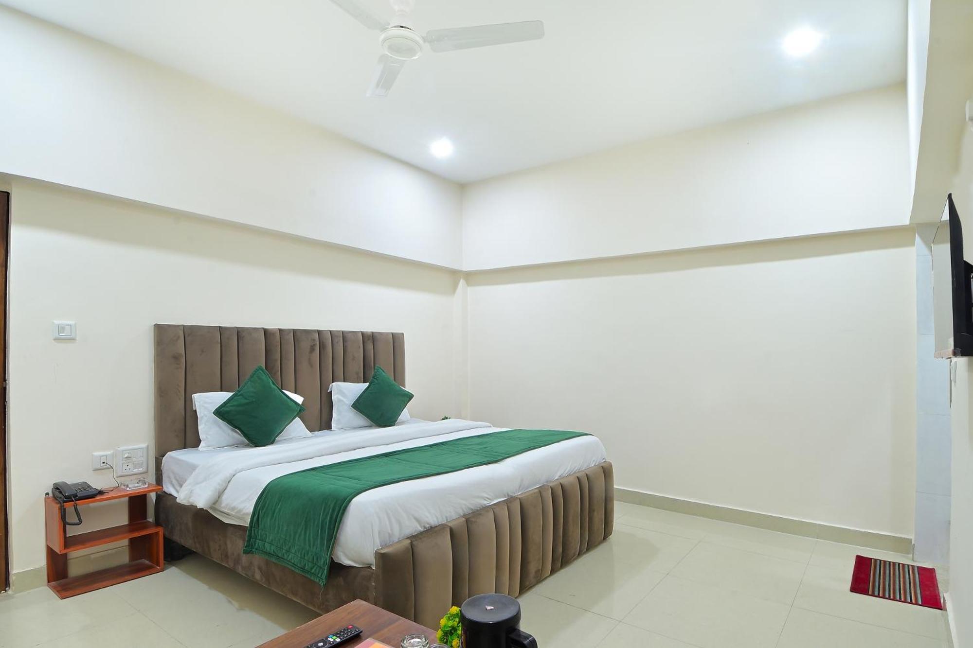 Chowdhry Tourist Lodge - New Delhi Railway Station - 2 Minutes Walk ภายนอก รูปภาพ