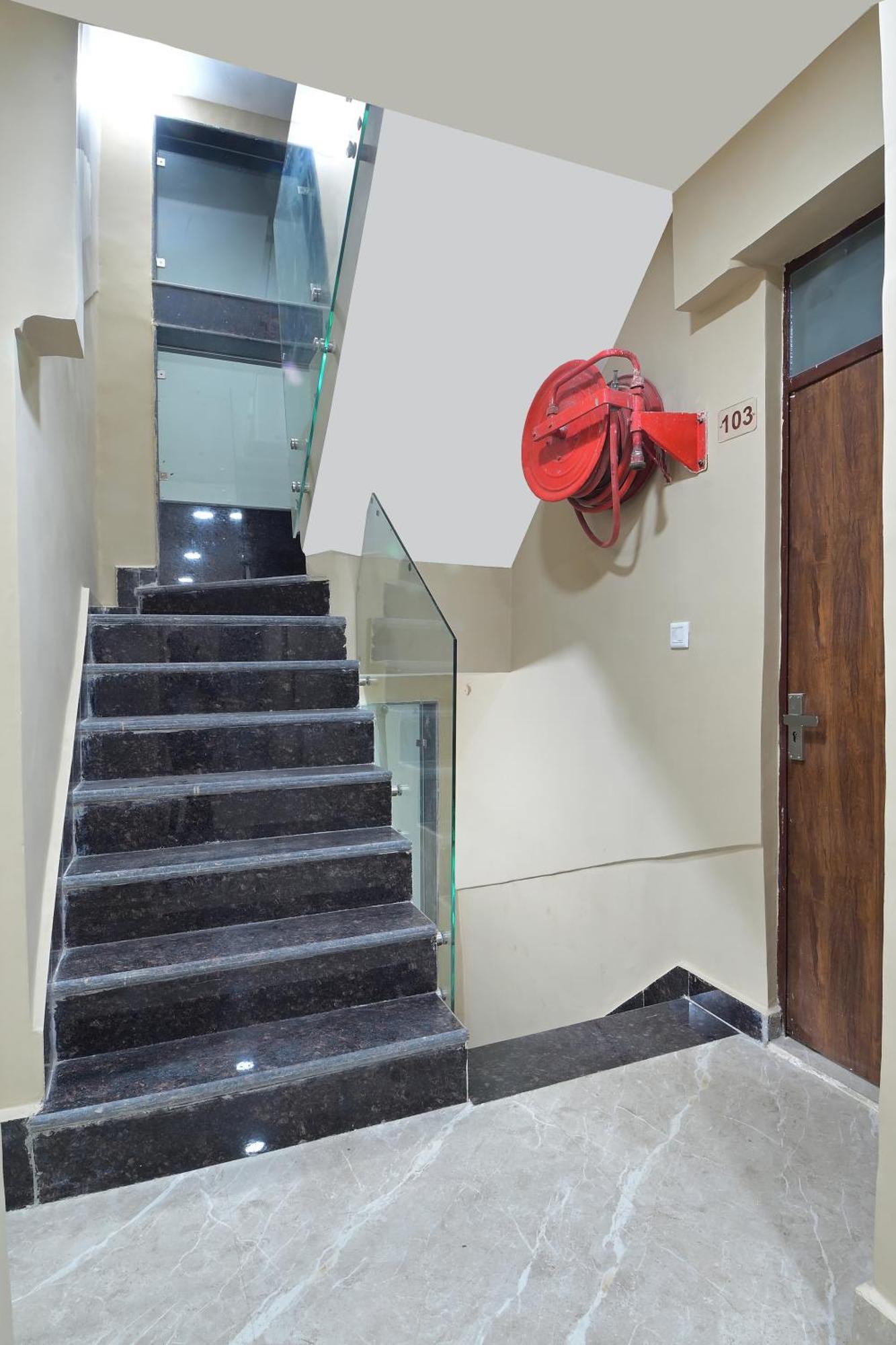Chowdhry Tourist Lodge - New Delhi Railway Station - 2 Minutes Walk ภายนอก รูปภาพ